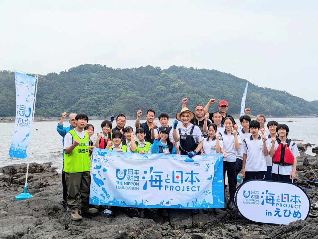 幼魚水族館館長・鈴木香里武さんがやってきた! 地元高校生と取り組む沿岸生態系調査イベント 「小さな生き物たちの大きな海~Let’s Go タイドプール~」を開催
